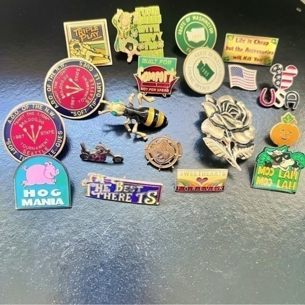 Vintage lot of 19 pins without locking backs